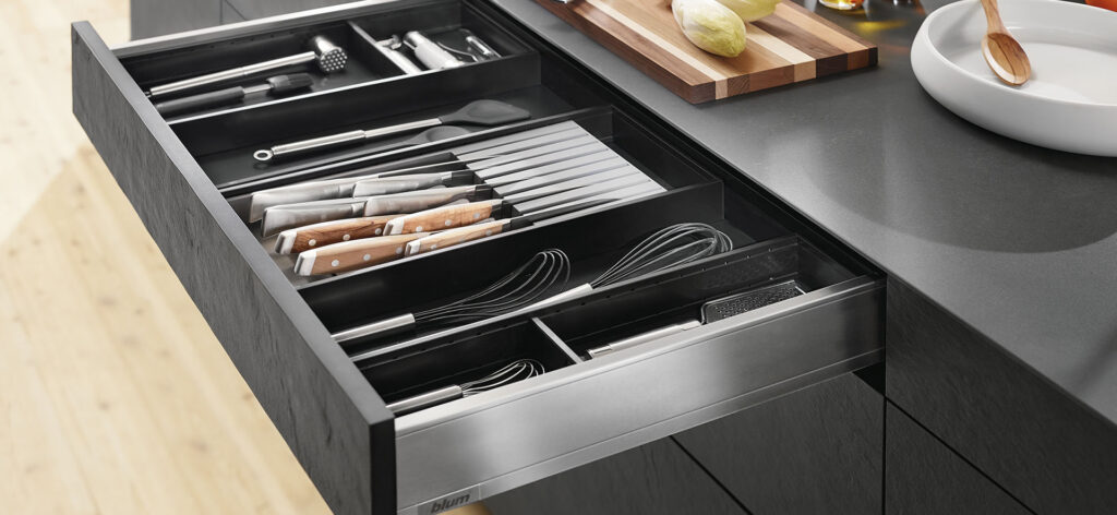 07400 Hostess Images Blum Ambia-332x2713